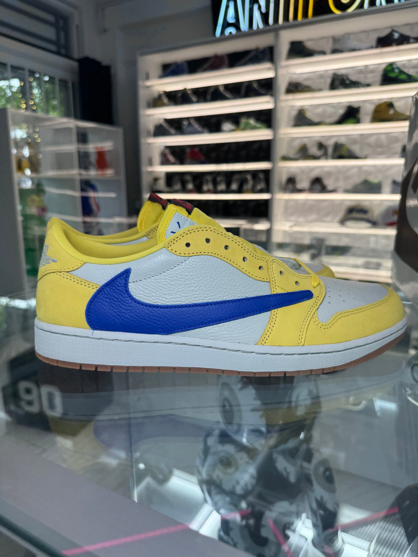 Jordan 1 Retro Low OG SP
Travis Scott Canary (W)