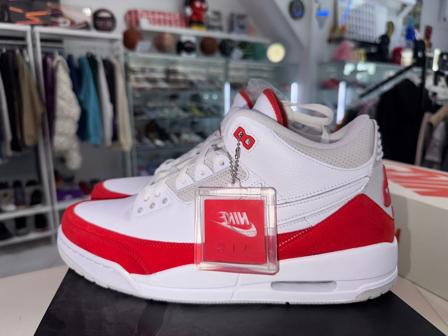 Jordan 3 Retro
Tinker White University Red