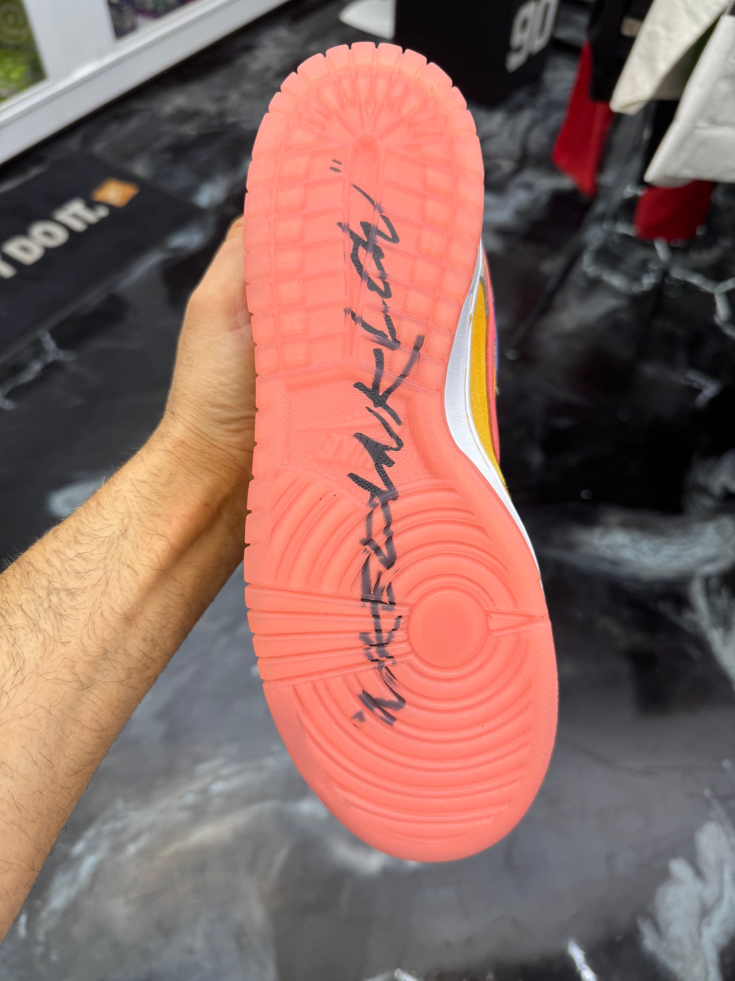 Nike SB Dunk Low
Futura Laboratories Sunblush (Friends and Family)
