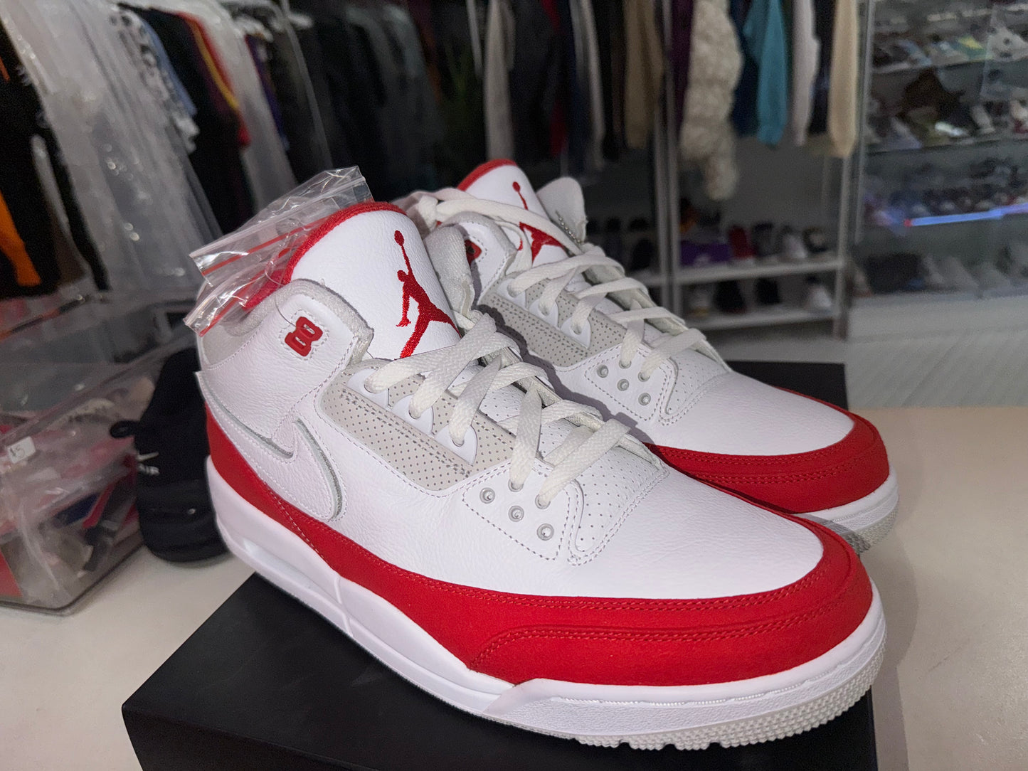 Jordan 3 Retro
Tinker White University Red