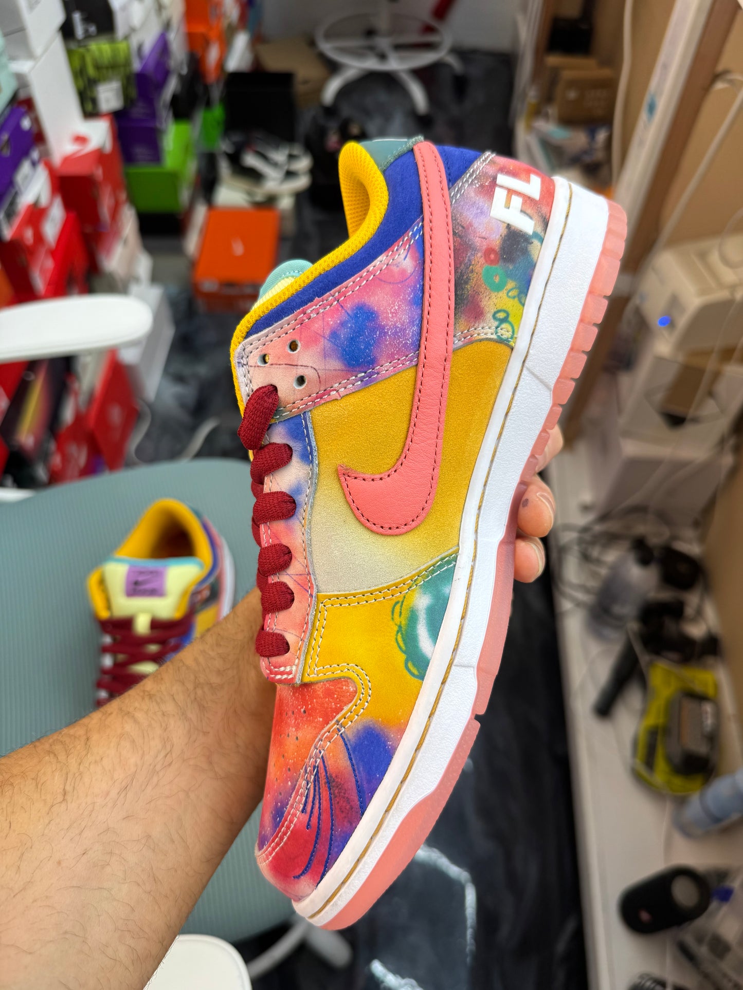 Nike SB Dunk Low
Futura Laboratories Sunblush (Friends and Family)