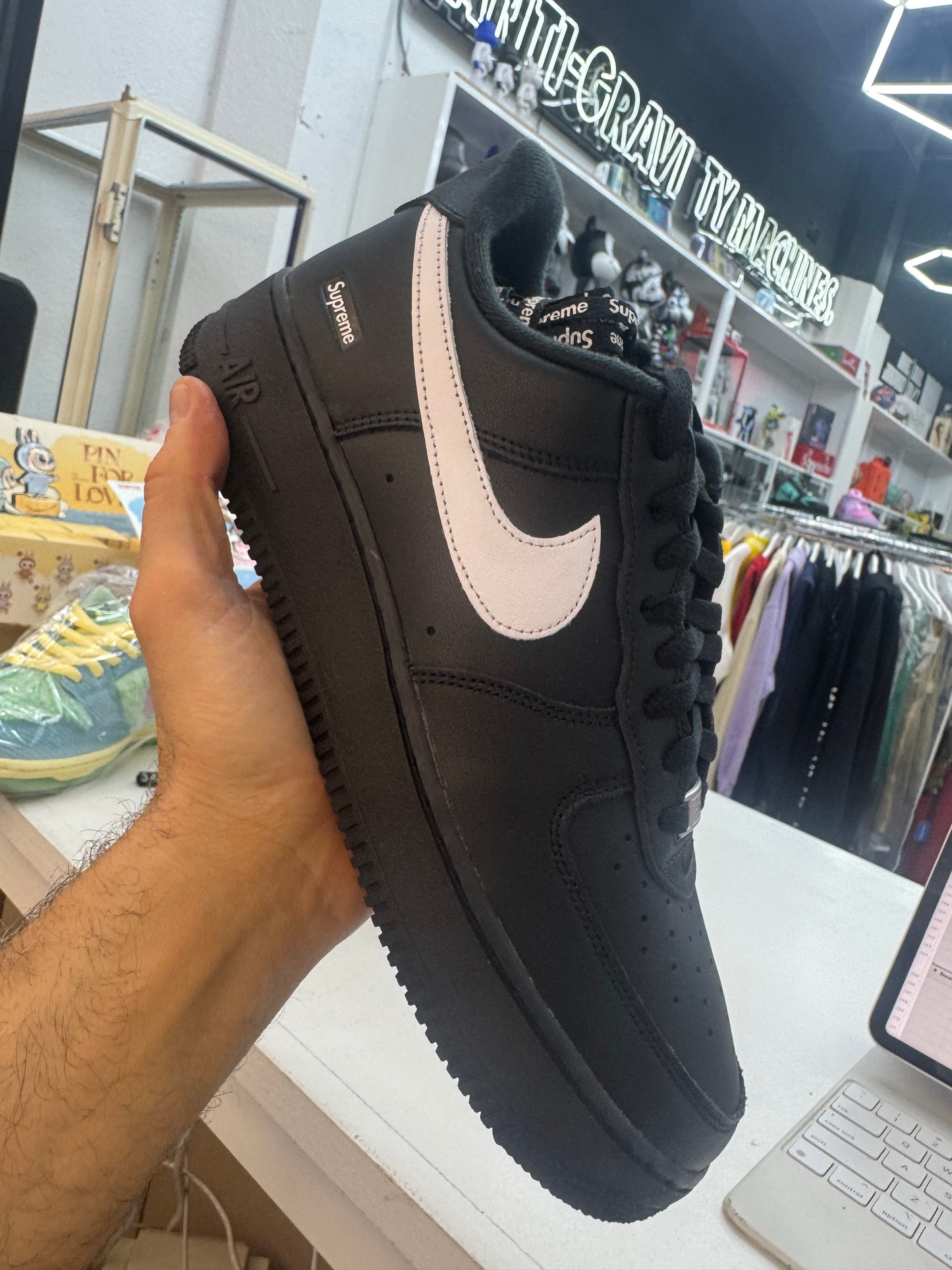 Nike Air Force 1 Low Supreme Black