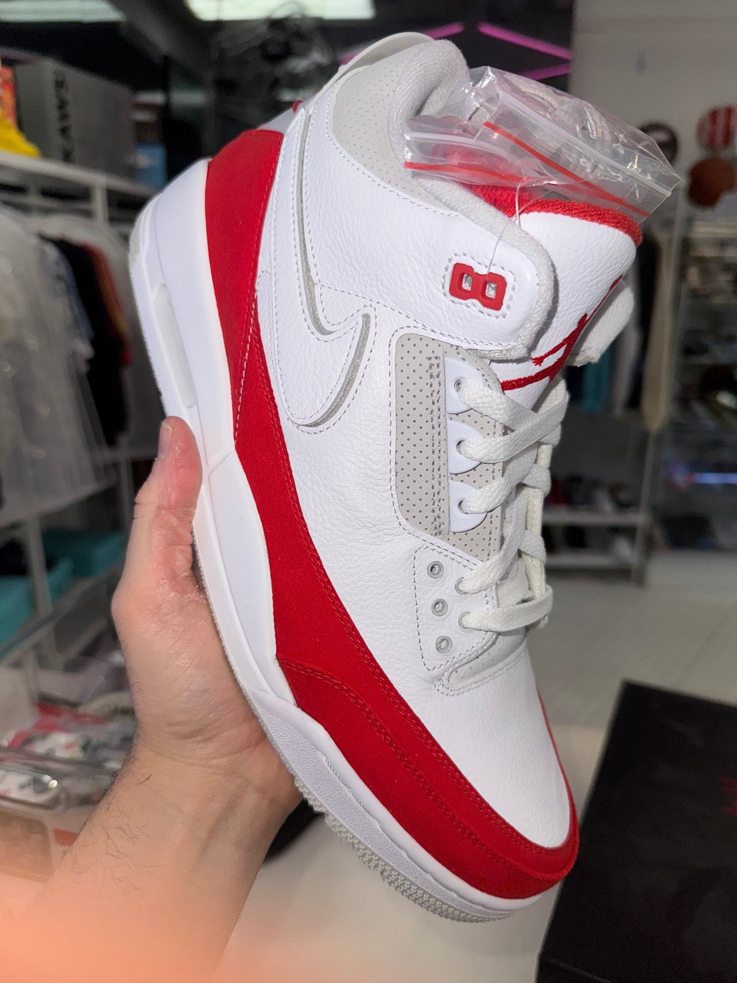 Jordan 3 Retro
Tinker White University Red