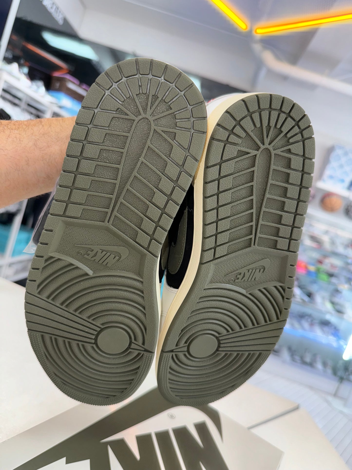 Jordan x Travis Scott 1 Low (w) Olive