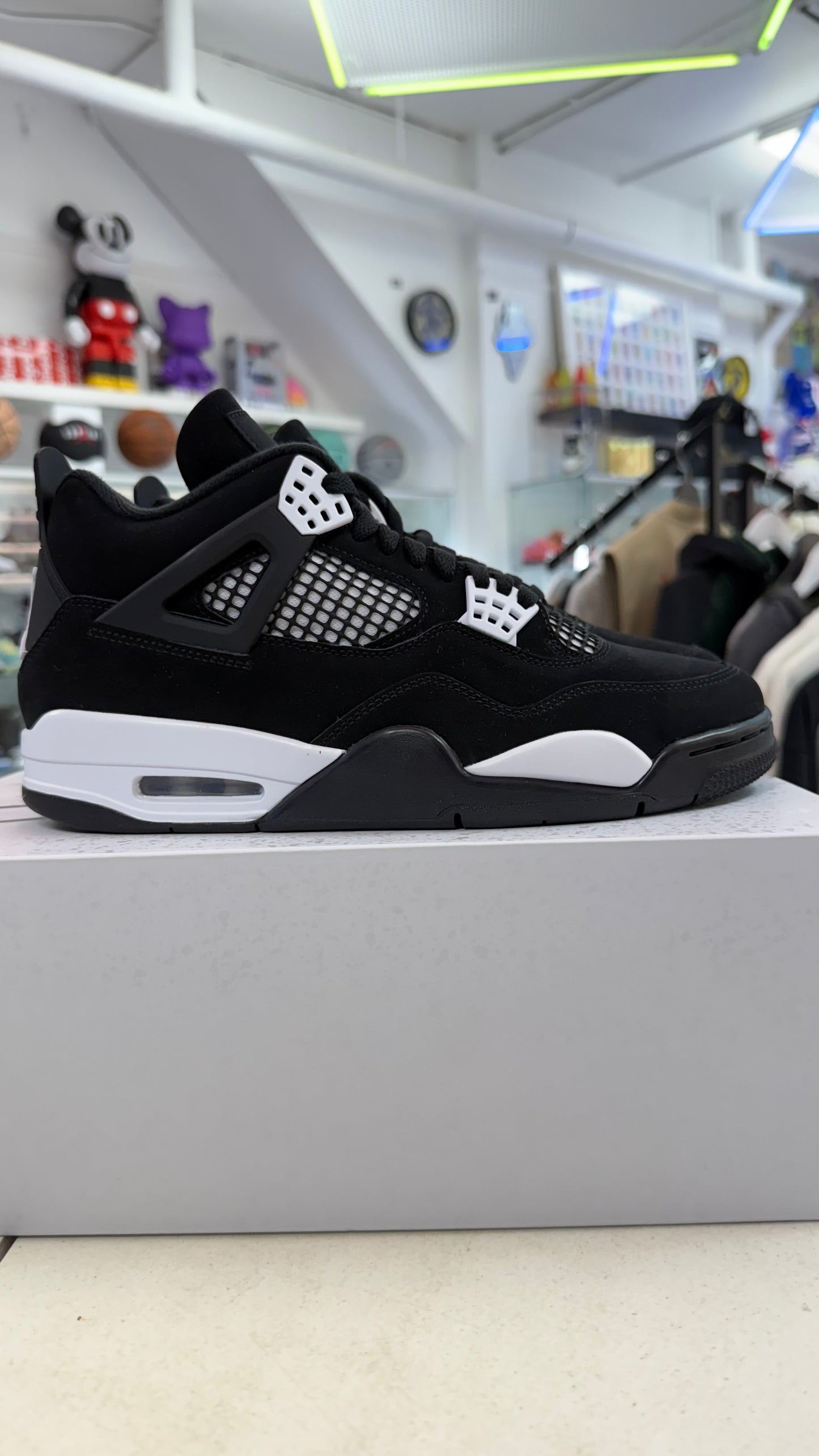 Jordan 4 Retro
White Thunder