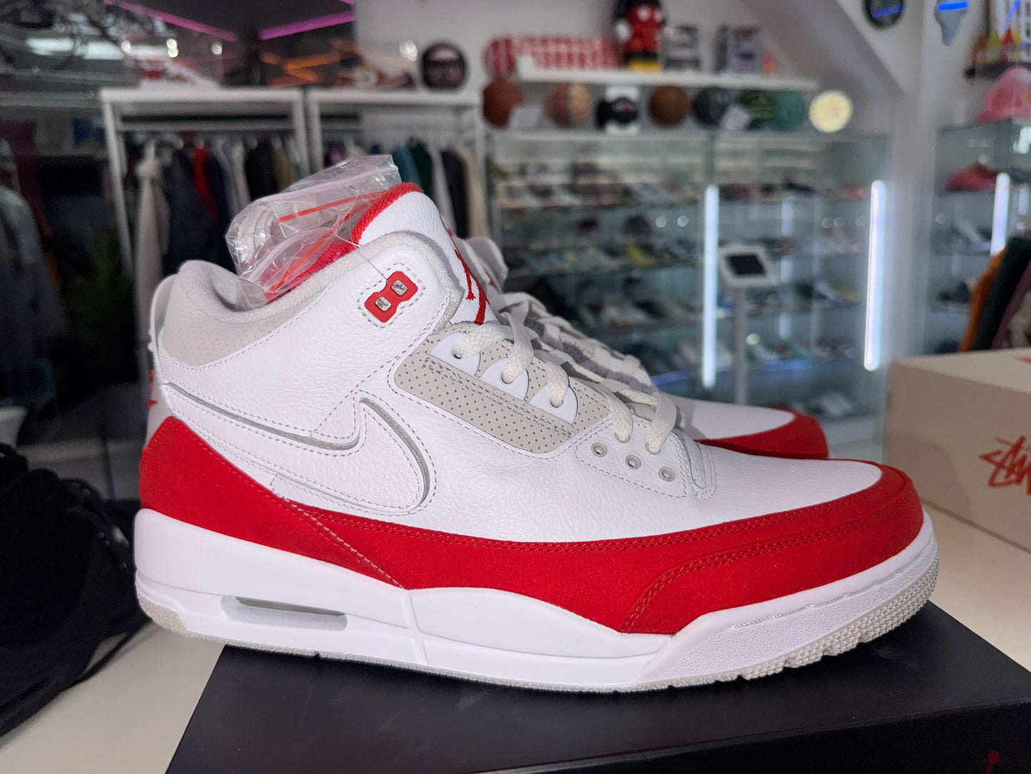 Jordan 3 Retro
Tinker White University Red