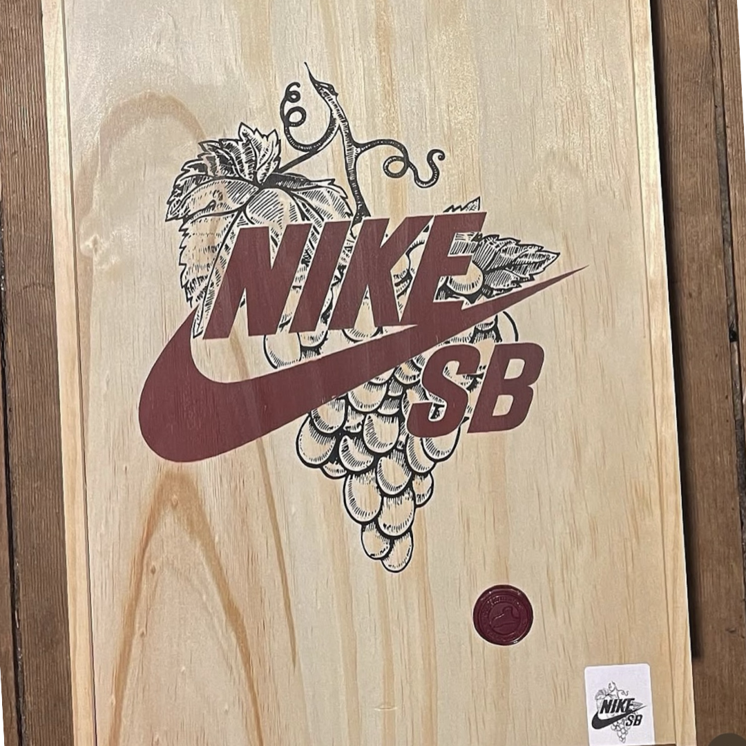 Nike SB Dunk Low
Riot Skateshop (Special Box)