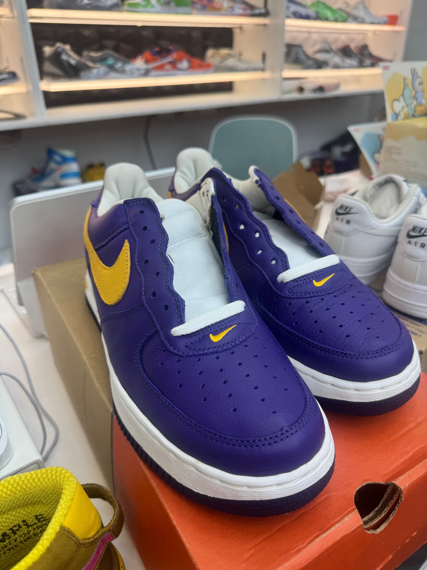 Nike Air Force 1 Low LA Lakers Size 11 Purple Gold 2001 Kobe Mr cartoon Rare