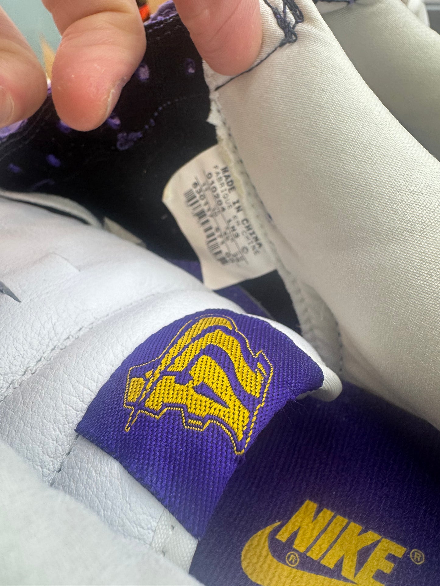 Nike Air Force 1 Low LA Lakers Size 11 Purple Gold 2001 Kobe Mr cartoon Rare