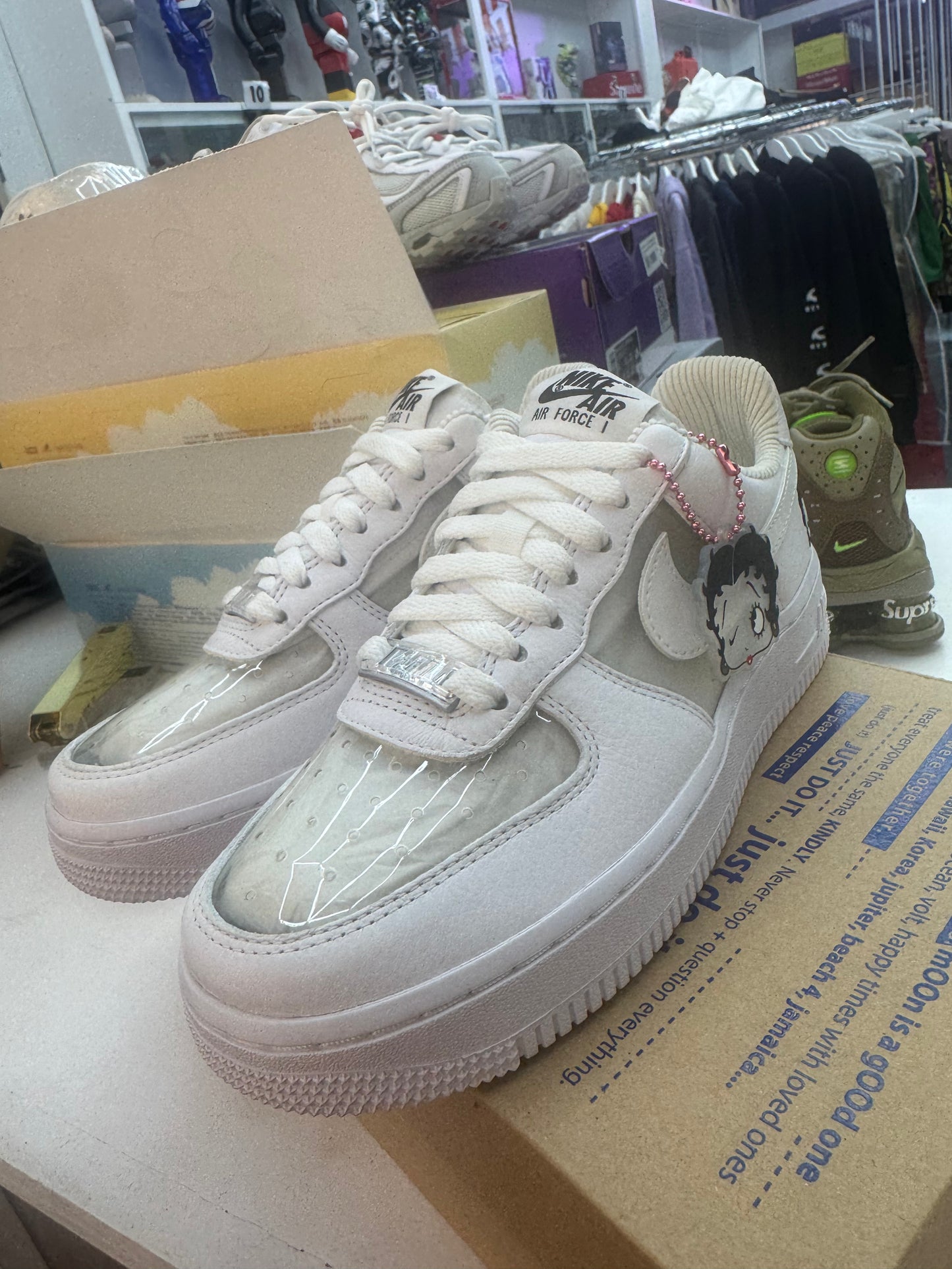 NIKE AIR FORCE 1 x OLIVIA KIM ‘BETTY BOOP’ (F&F)