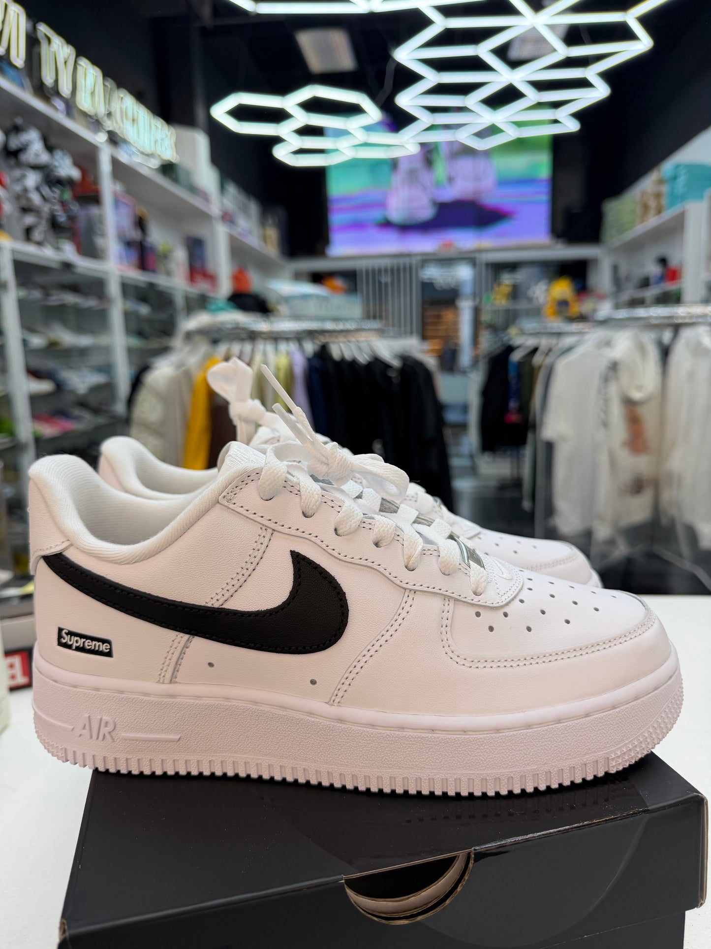 Nike Air Force 1 Low
Supreme White Black