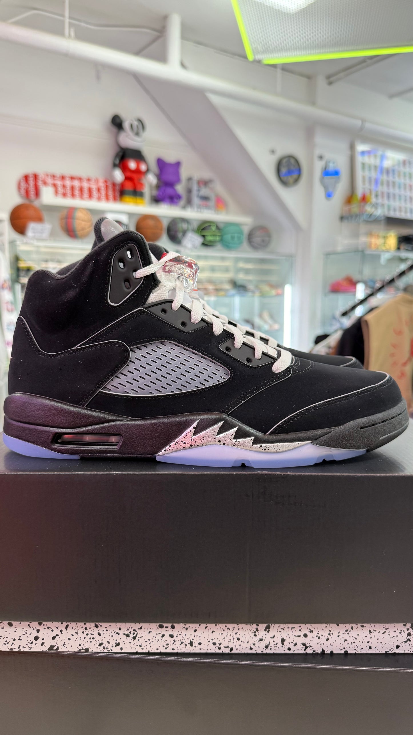Jordan 5 Retro OG
Black Metallic Reimagined