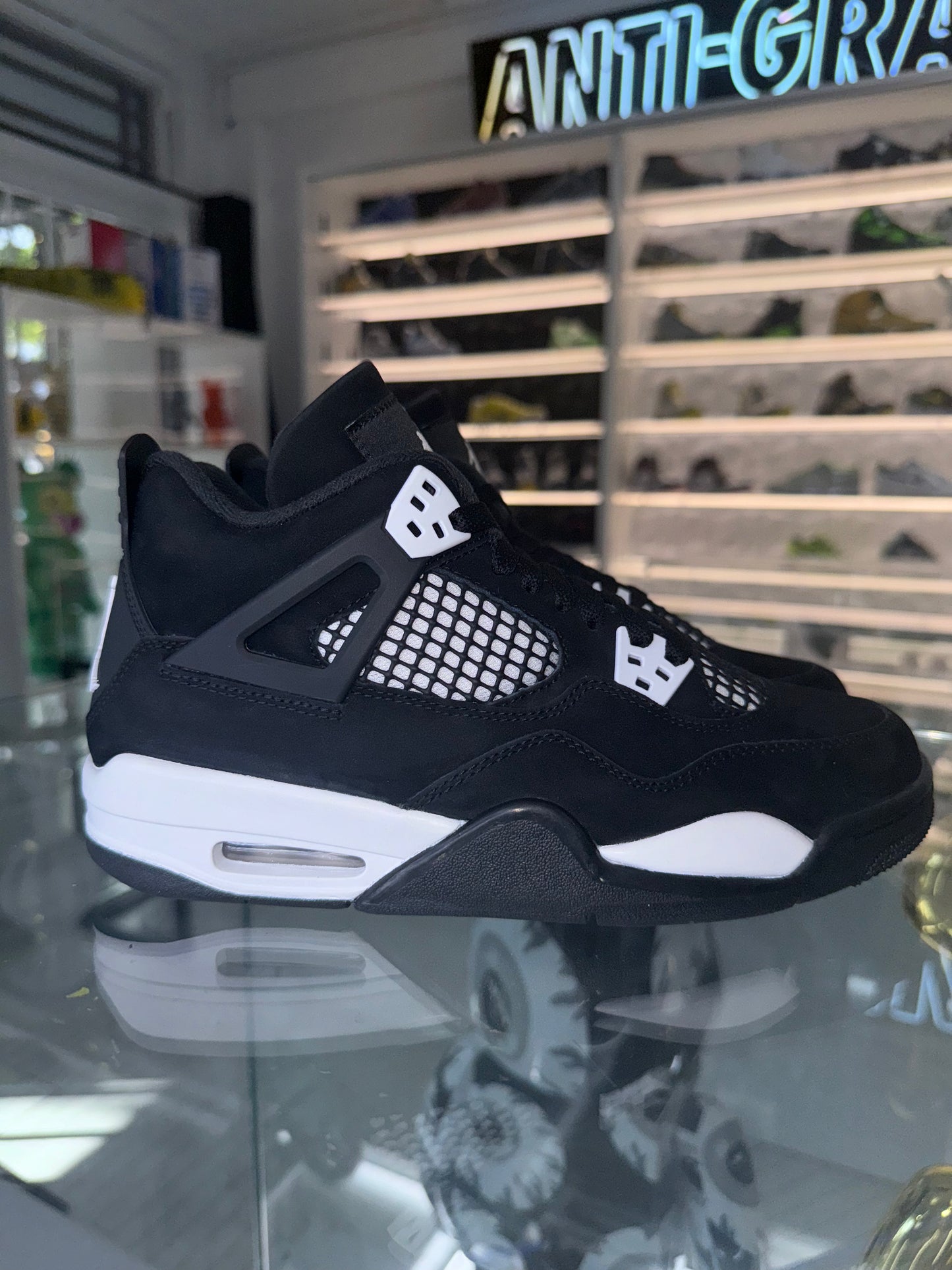 Jordan 4 Retro
White Thunder