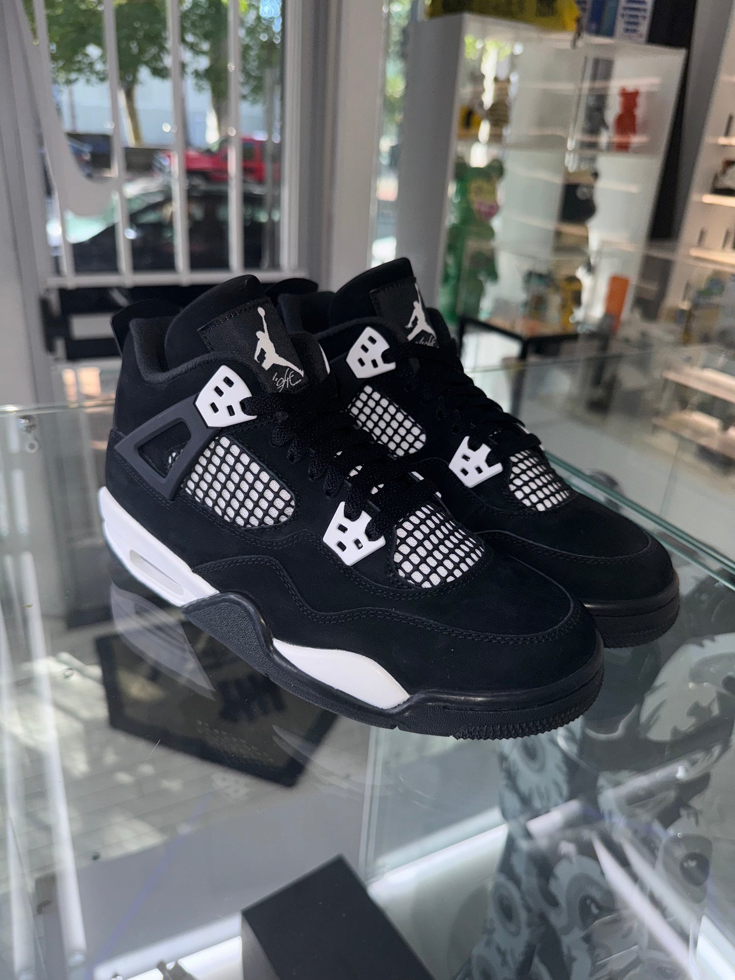 Jordan 4 Retro
White Thunder