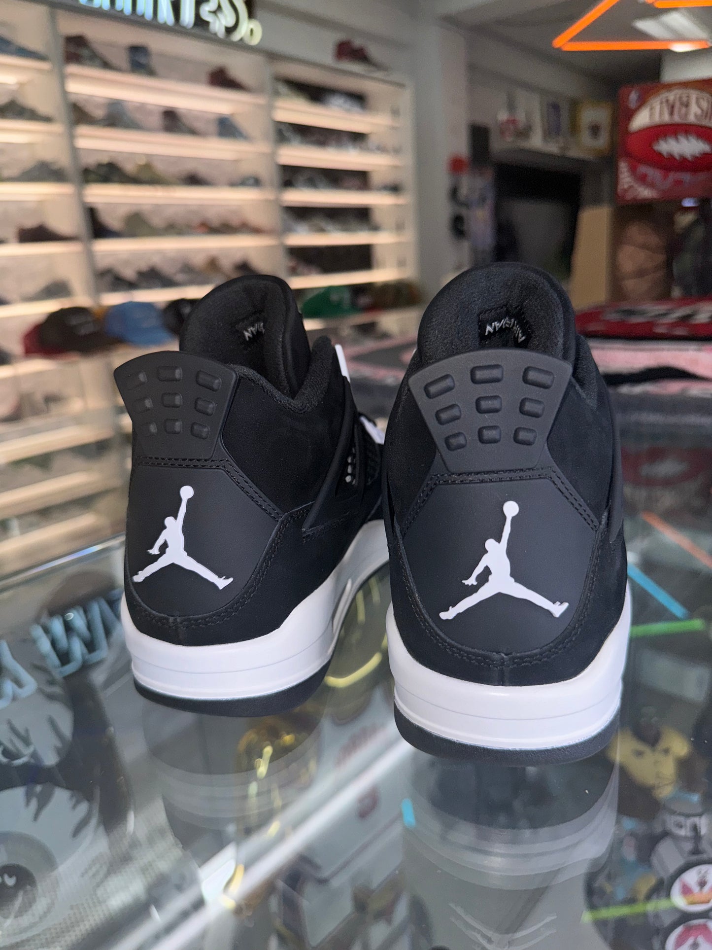 Jordan 4 Retro
White Thunder