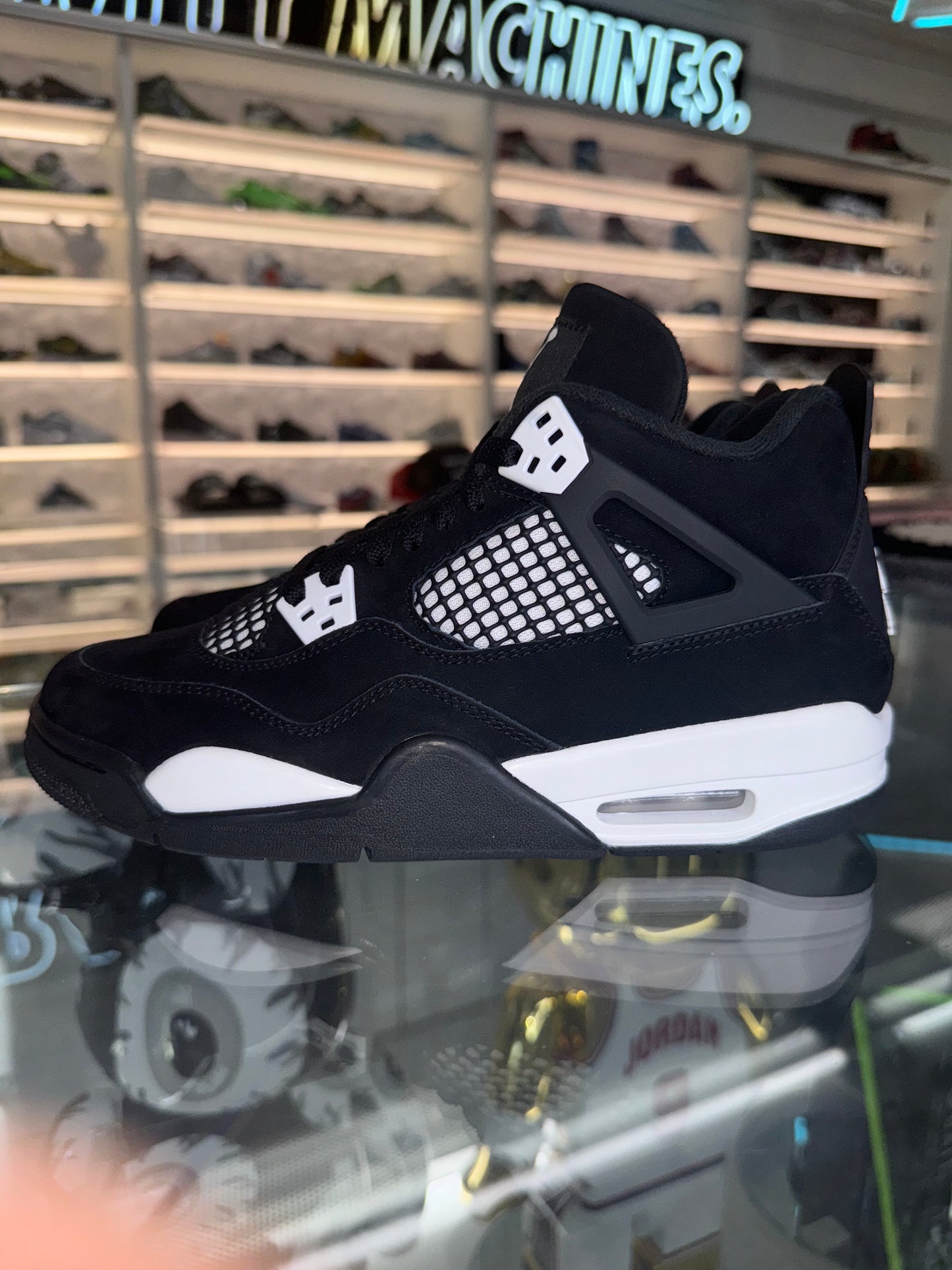 Jordan 4 Retro
White Thunder