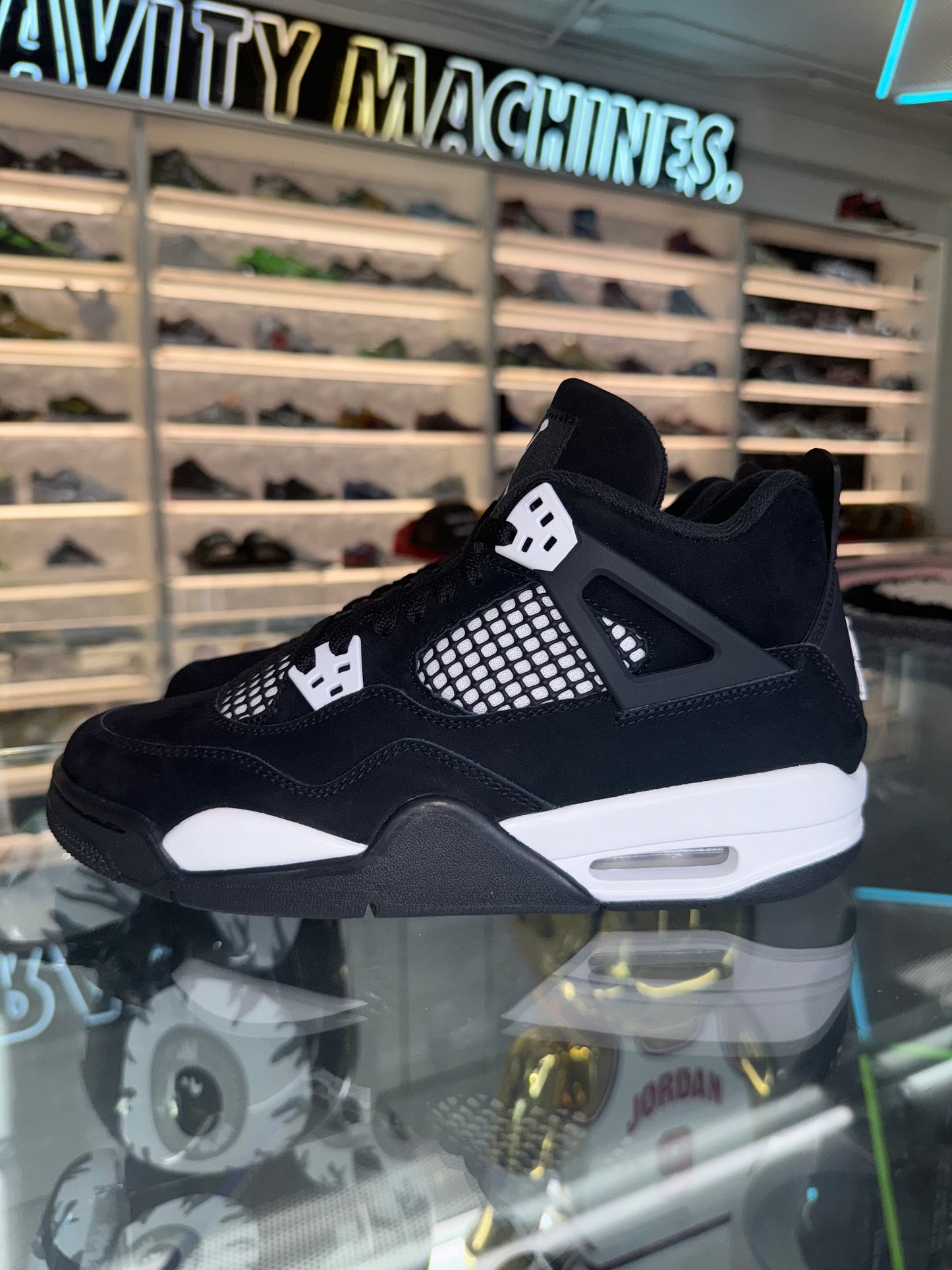 Jordan 4 Retro
White Thunder