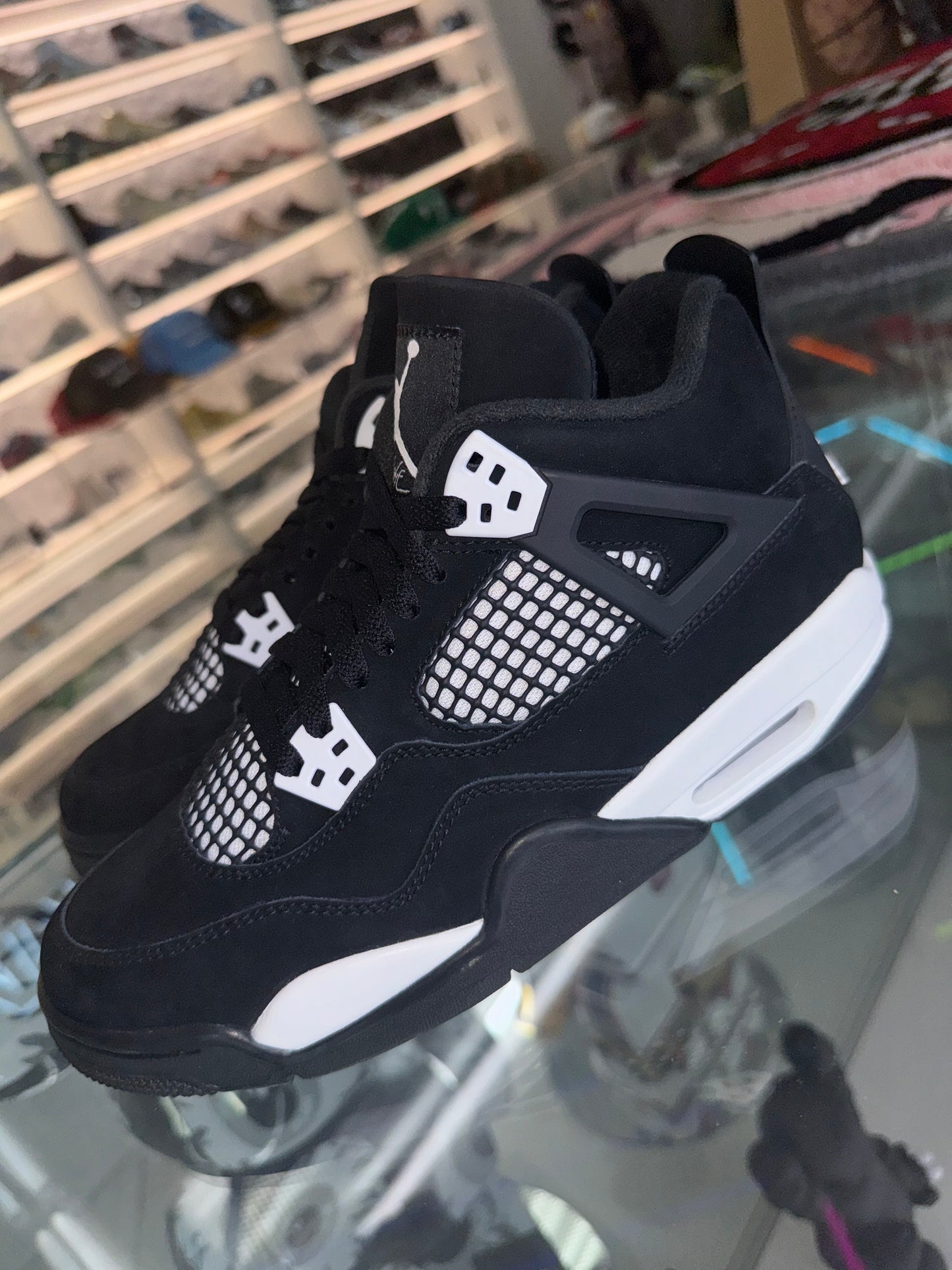Jordan 4 Retro
White Thunder