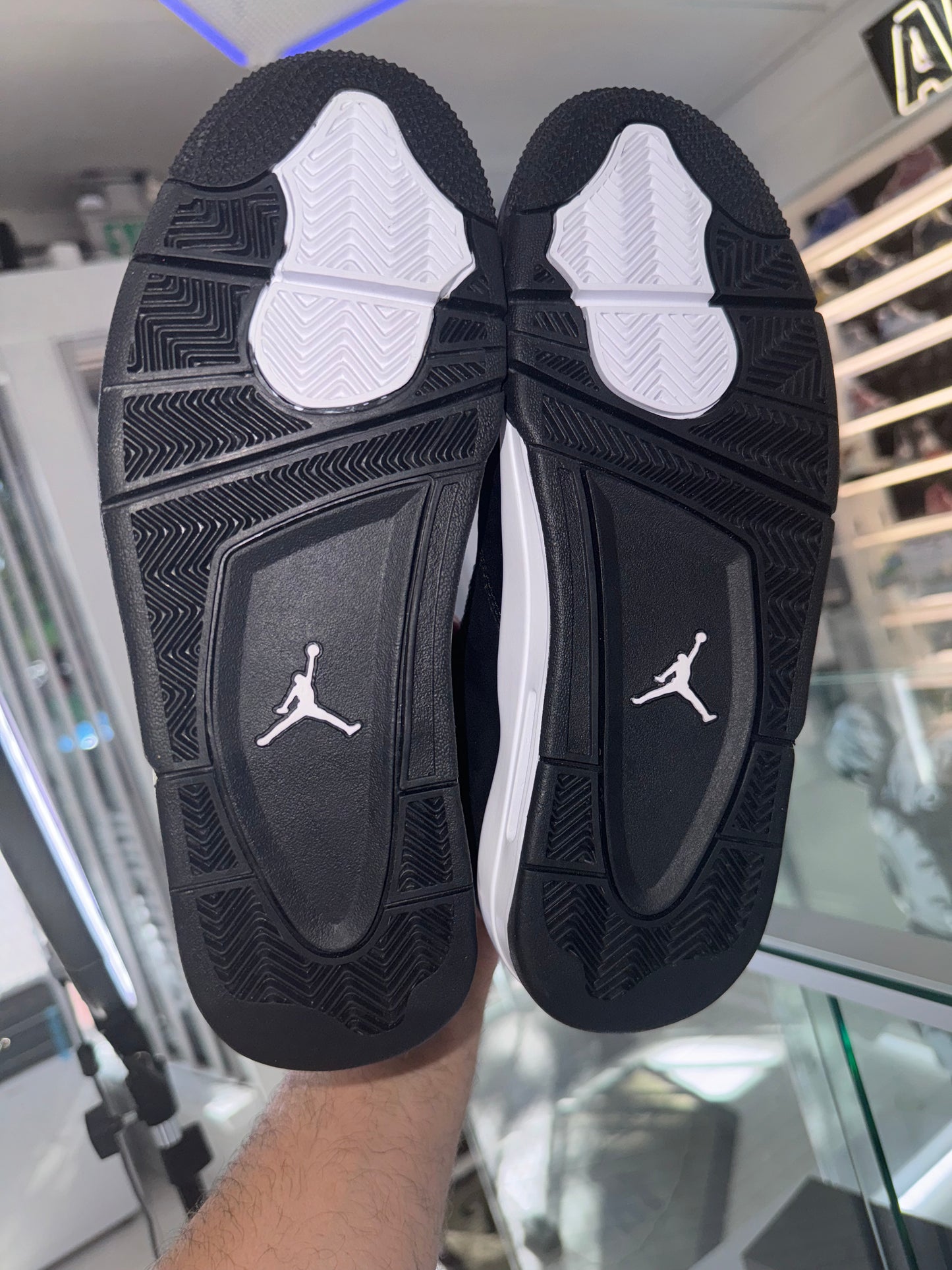 Jordan 4 Retro
White Thunder
