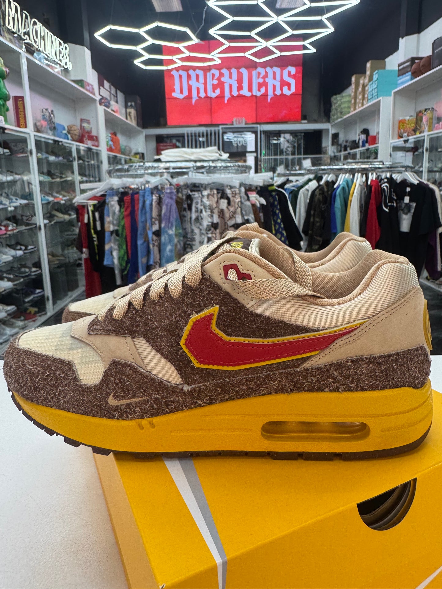 Nike Air Max 1
SWOOSH Low Poly Big Head Origins donkey Kong