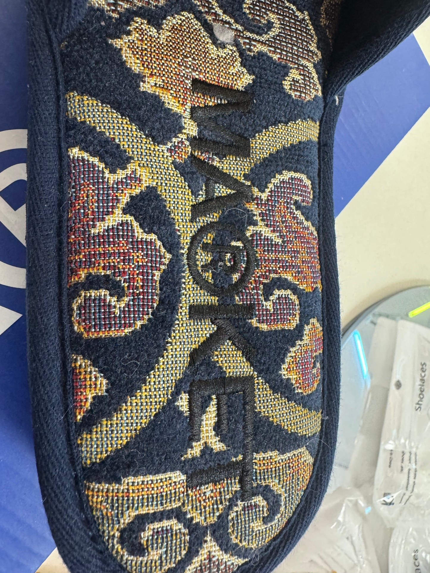 MARKET SMILEY UPSIDE DOWN HOTEL SLIPPERS size 10