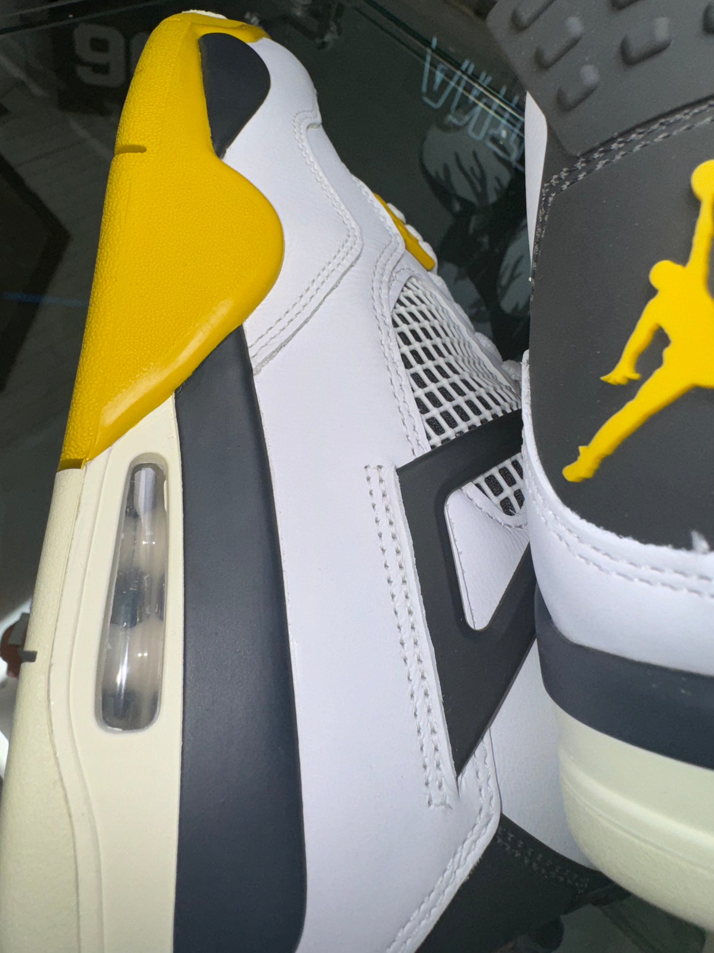 Jordan 4 Retro
Vivid Sulfur (Women's)