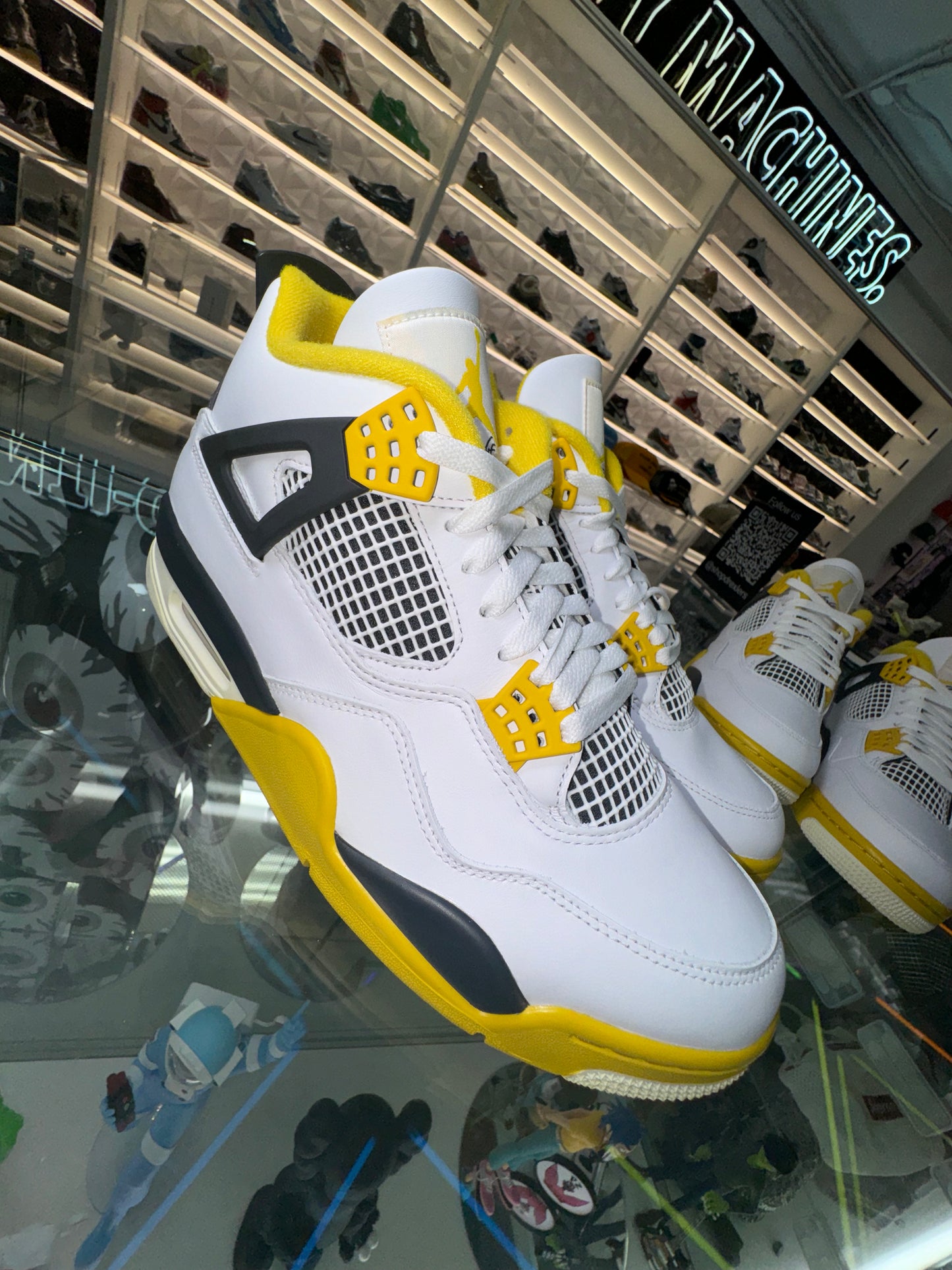 Jordan 4 Retro
Vivid Sulfur (Women's)