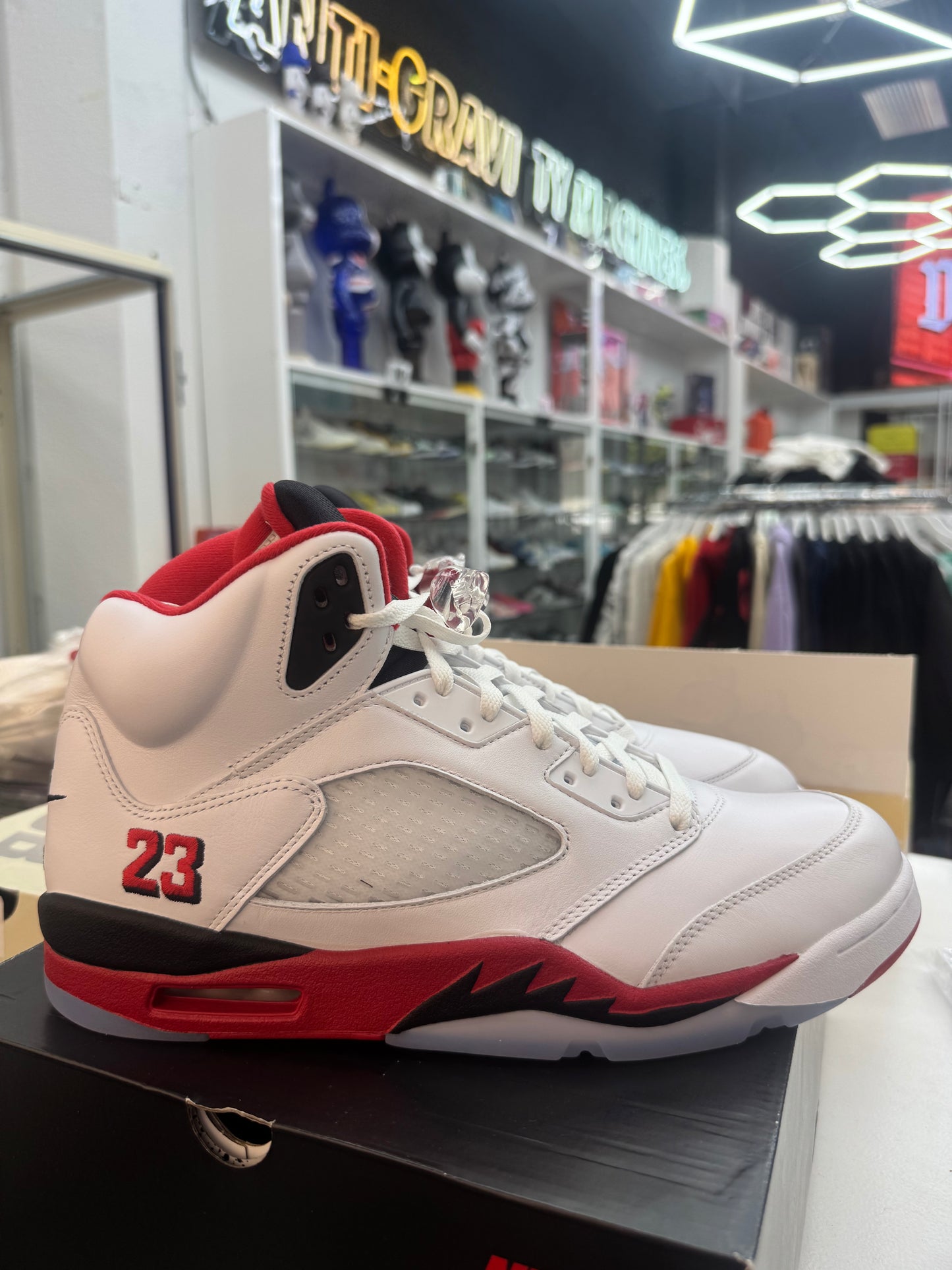 Jordan 5 Retro
Fire Red Black Tongue (2025)