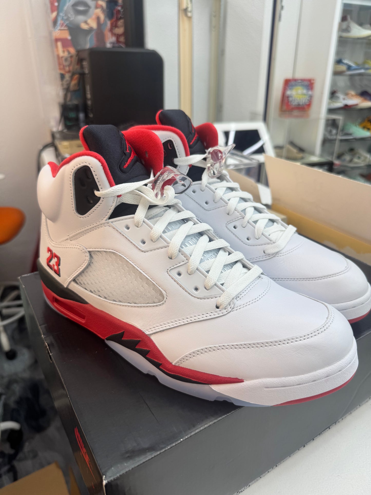 Jordan 5 Retro
Fire Red Black Tongue (2025)