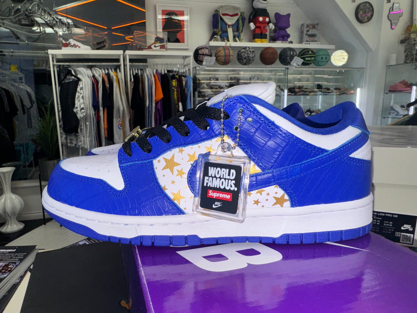 Nike SB Dunk Low
Supreme Stars Hyper Royal (2021)