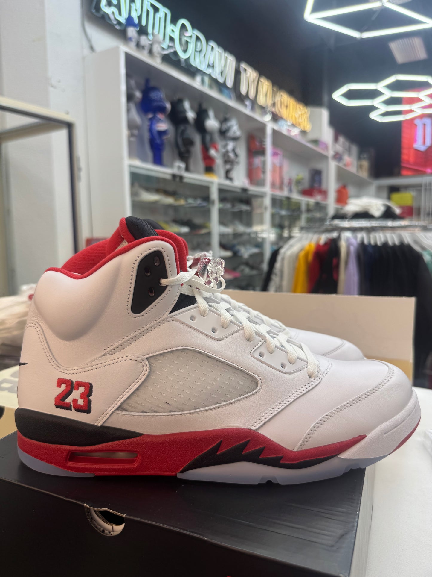 Jordan 5 Retro
Fire Red Black Tongue (2025)