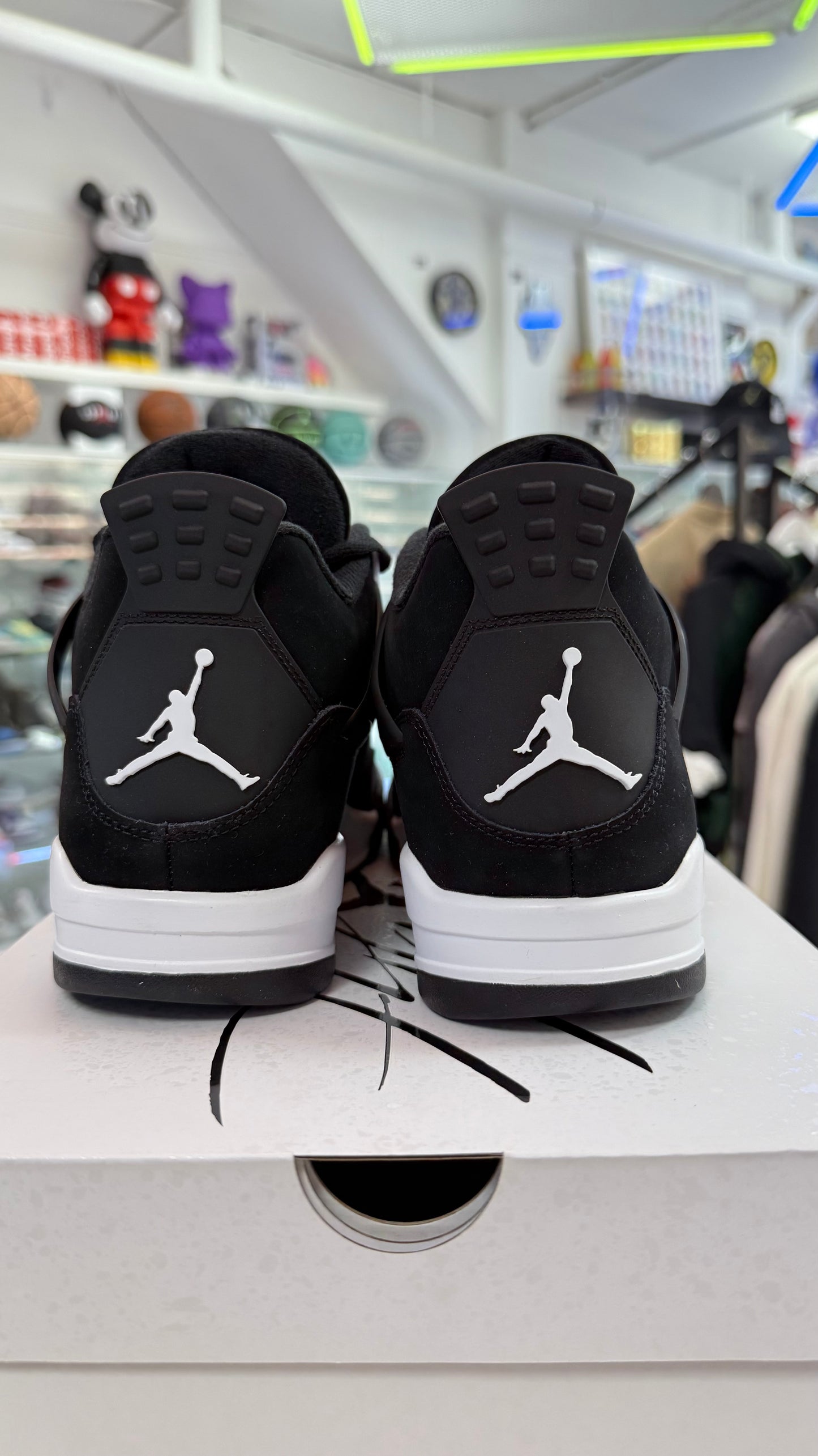Jordan 4 Retro
White Thunder