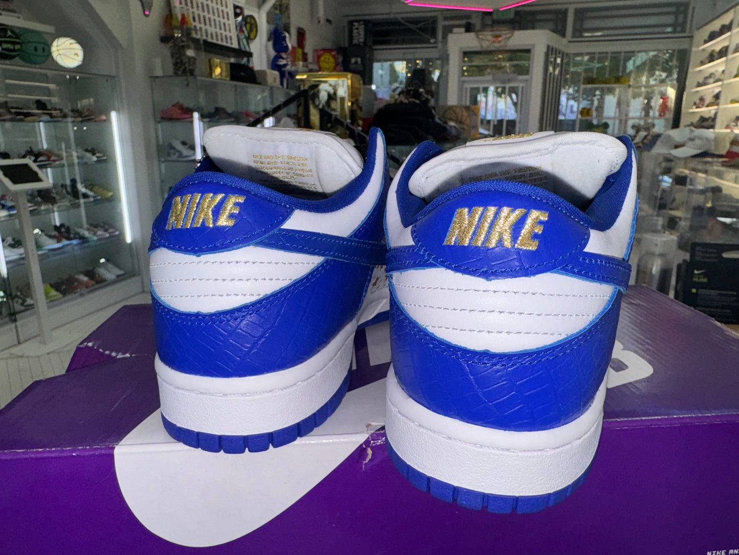 Nike SB Dunk Low
Supreme Stars Hyper Royal (2021)