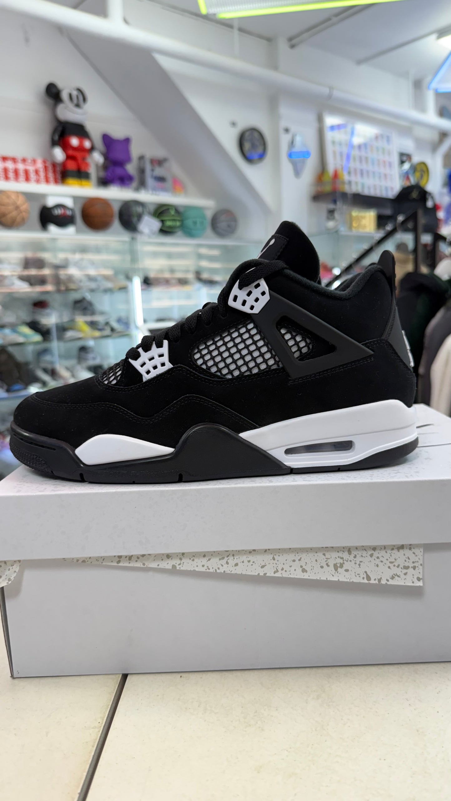 Jordan 4 Retro
White Thunder
