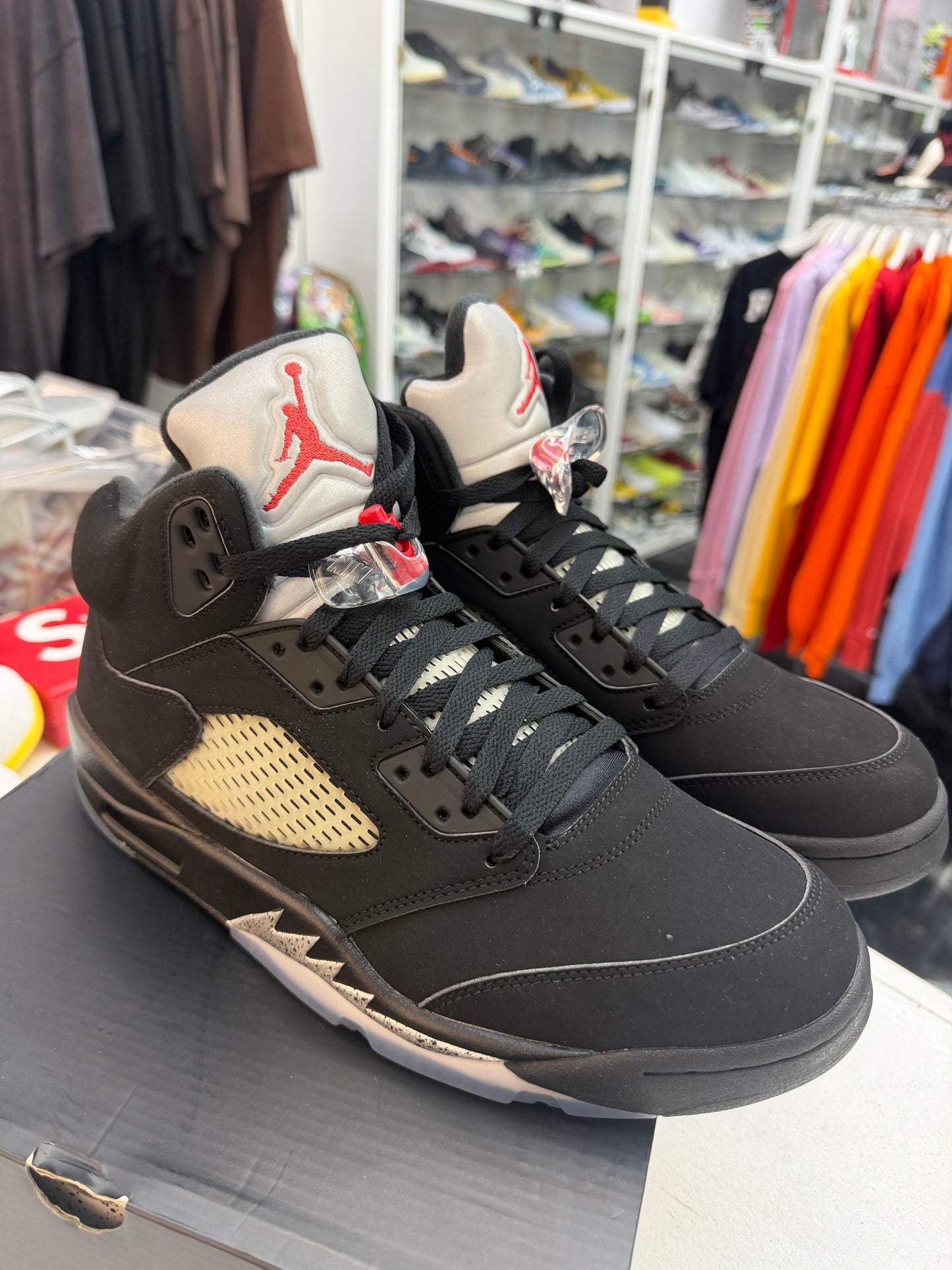 Jordan 5 Retro OG
Black Metallic Reimagined