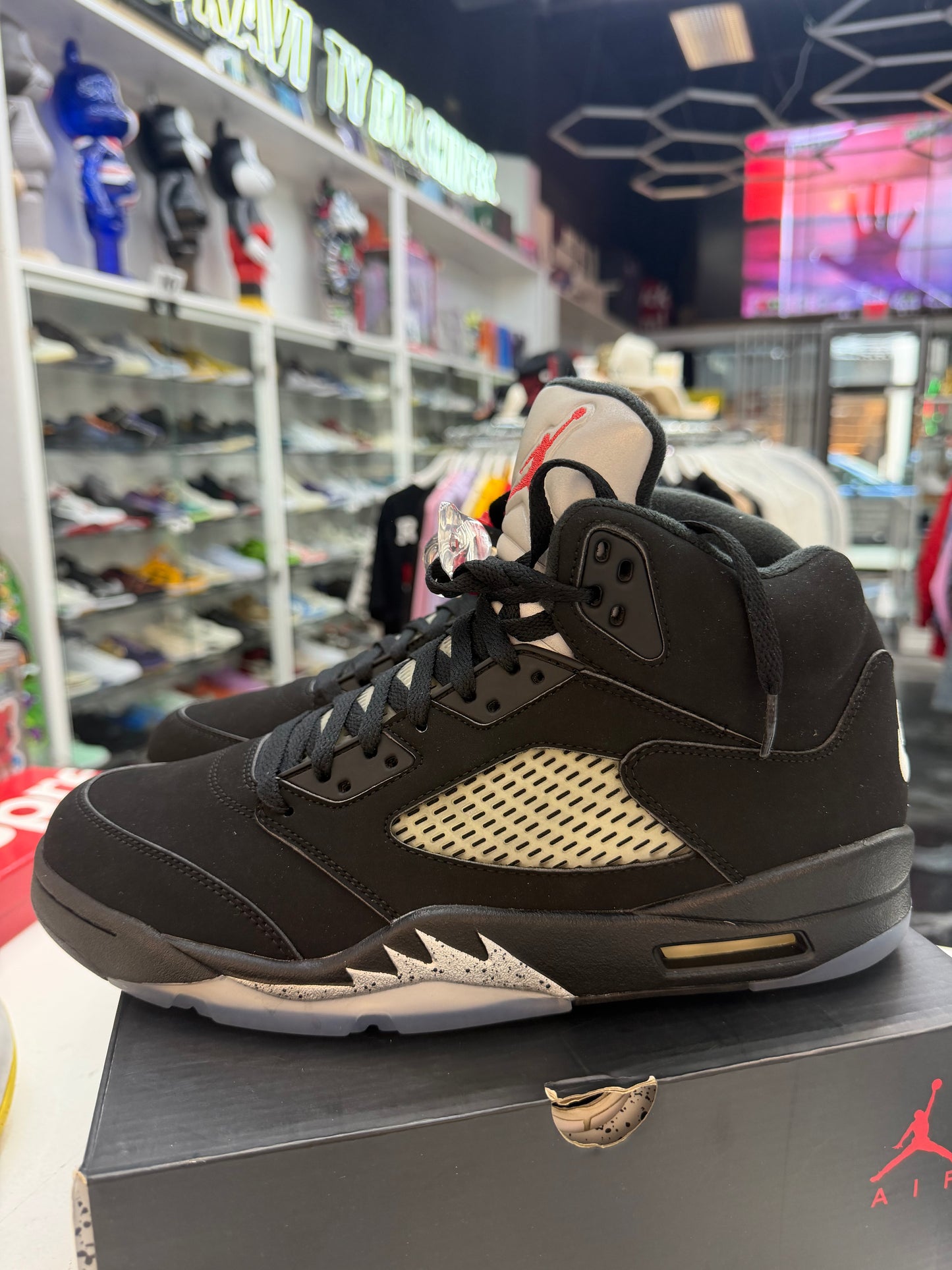 Jordan 5 Retro OG
Black Metallic Reimagined