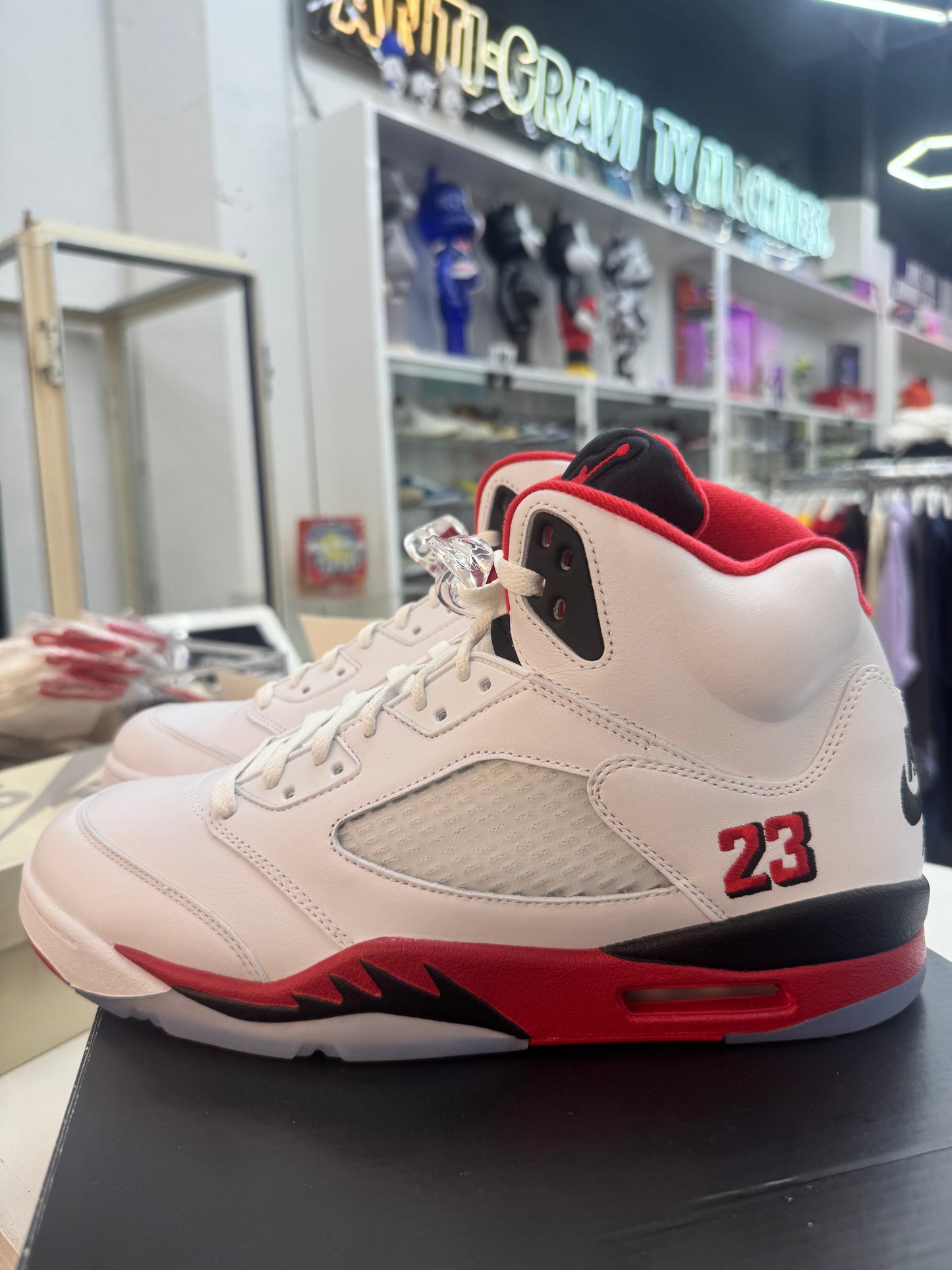 Jordan 5 Retro
Fire Red Black Tongue (2025)