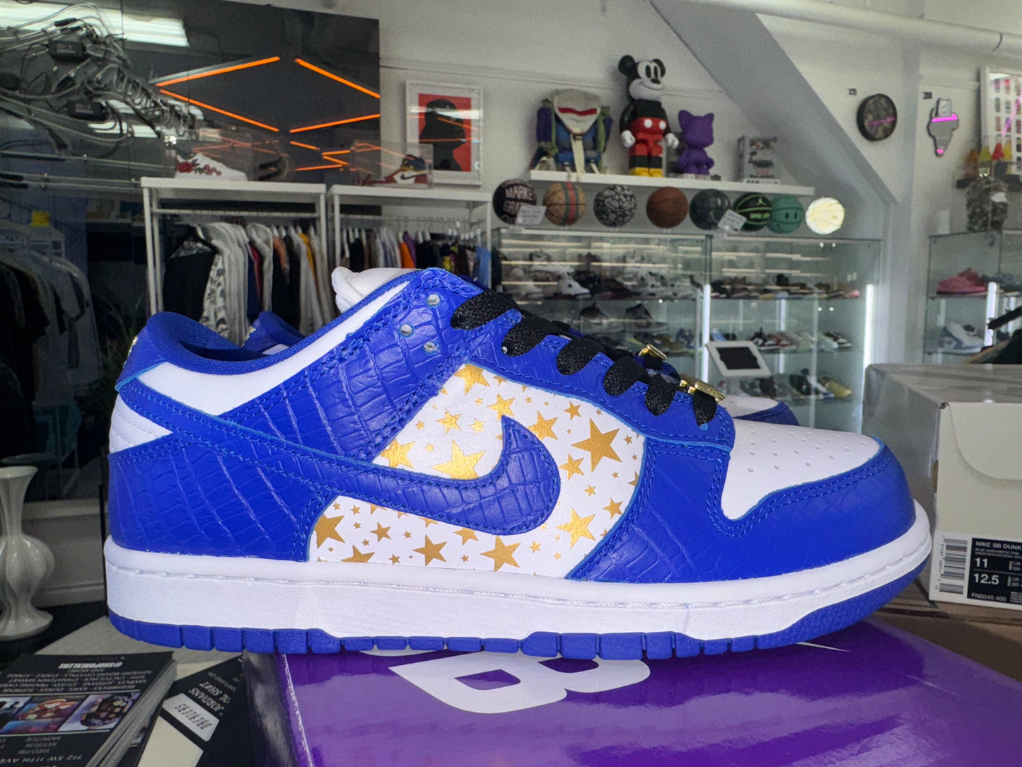 Nike SB Dunk Low
Supreme Stars Hyper Royal (2021)