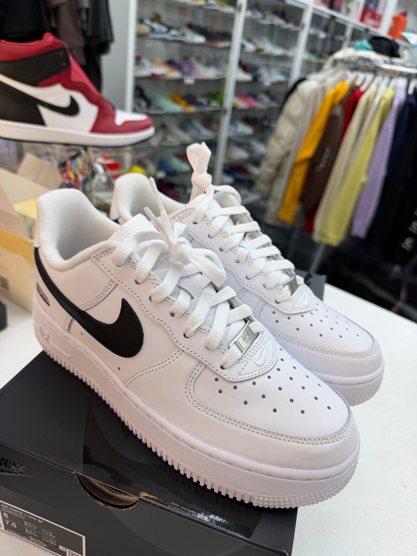 Nike Air Force 1 Low
Supreme White Black