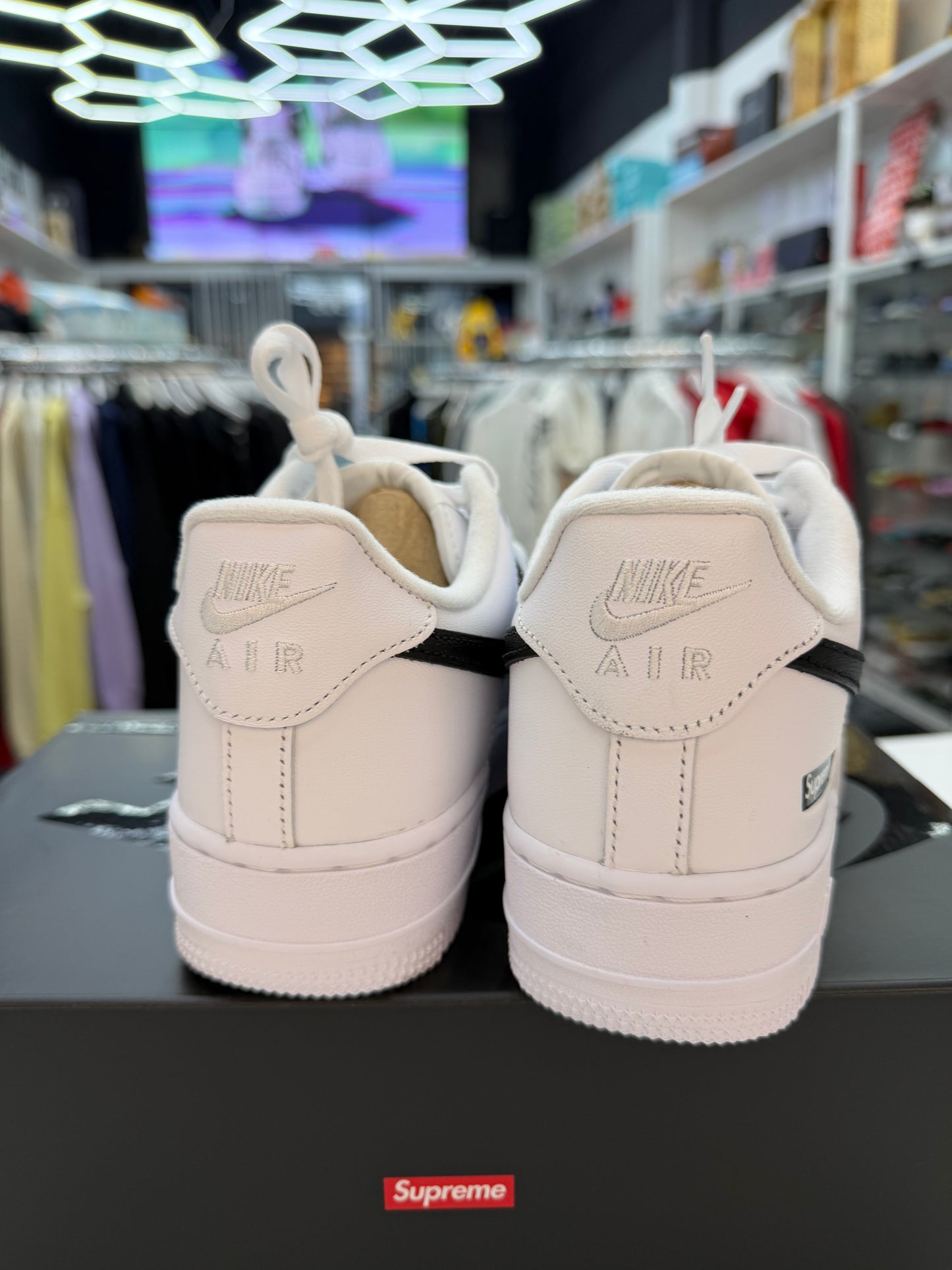 Nike Air Force 1 Low
Supreme White Black