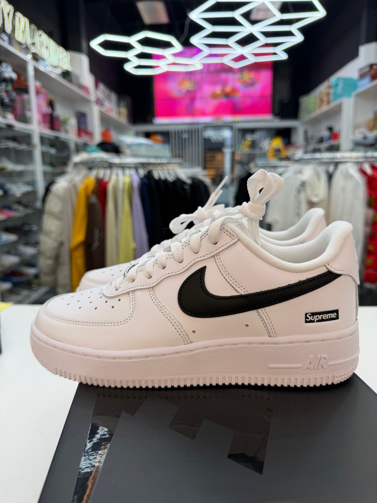Nike Air Force 1 Low
Supreme White Black