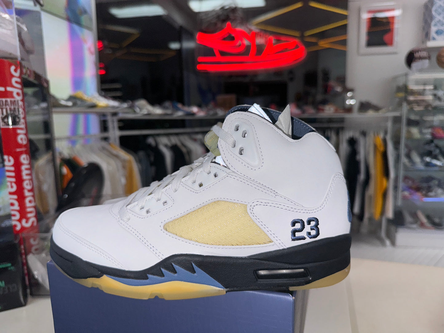 Jordan 5 Retro
A Ma Maniére Dawn (Women's)