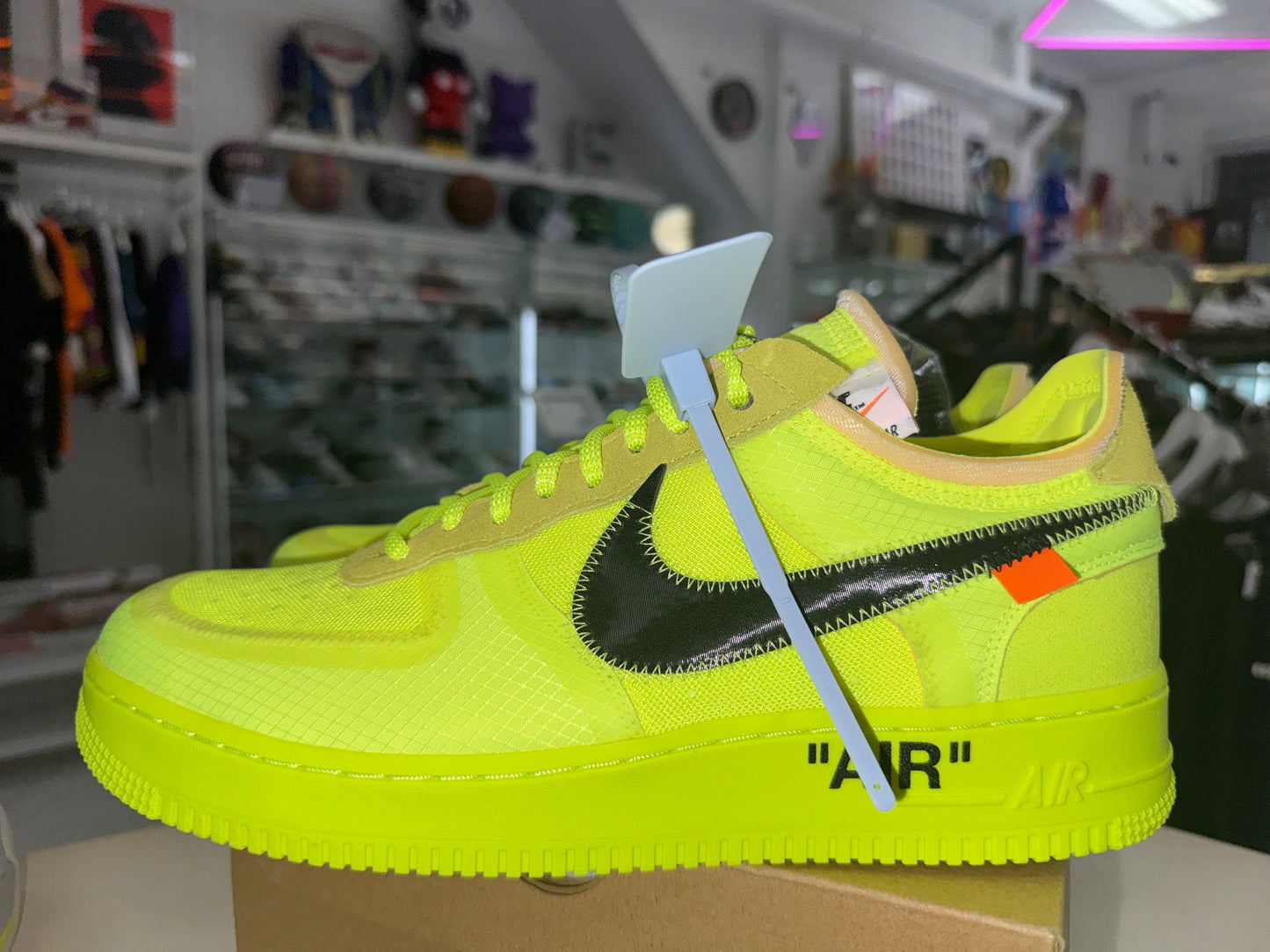 Nike Air Force 1 Low
Off-White Volt