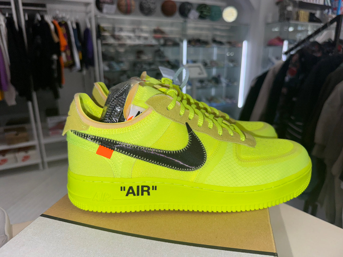 Nike Air Force 1 Low
Off-White Volt